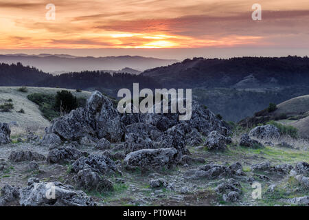 Den Sonnenuntergang von Black Mountain West suchen. Stockfoto