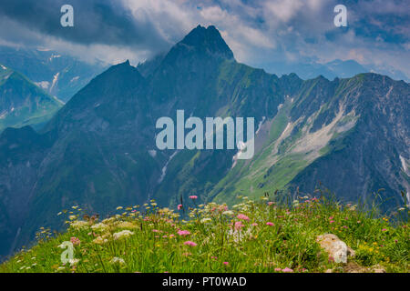 Deutschland, Bayern, nähert sich Gewitter am Laufbacher Eck, Blick zum Nebelhorn und Oy Tal, Hoefats im Hintergrund Stockfoto