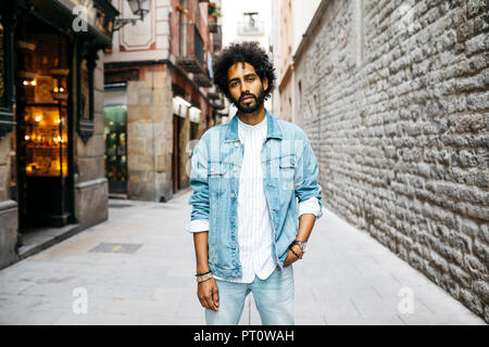 Spanien, Barcelona, Portrait eines bärtigen jungen Mann mit lockigem Haar Stockfoto