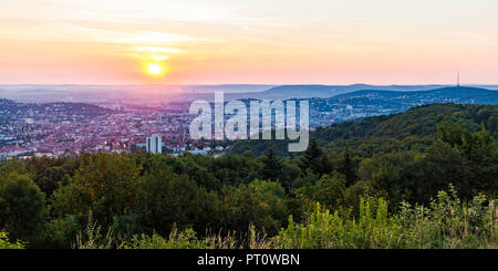 Deutschland, Baden-Württemberg, Stadtbild von Stuttgart bei Sonnenaufgang, Ansicht vom Birkenkopf Stockfoto