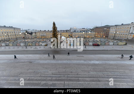 HELSINKI, Finnland - 15. Dezember 2016: Morgen Winter Blick auf den Senatsplatz mit Weihnachtsbaum und Urlaub in Helsinki. Stockfoto