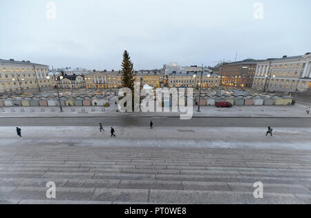 HELSINKI, Finnland - 15. Dezember 2016: Morgen Winter Blick auf den Senatsplatz mit Weihnachtsbaum und Urlaub in Helsinki. Stockfoto