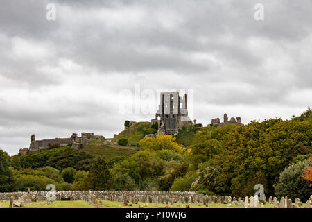 Ein Blick auf Corfe Castle vom Friedhof im Dorf, Corfe Castle, Dorset, England, UK Stockfoto