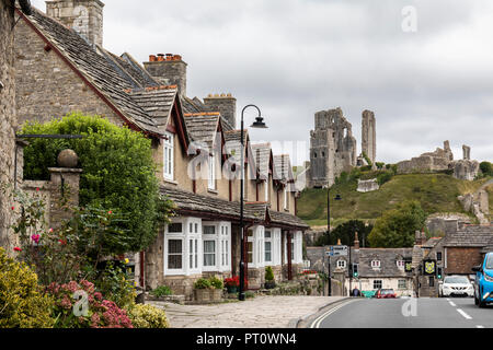 Corfe Castle mit Blick auf die malerischen Häuser im Dorf, Corfe Castle, Wareham, Dorset, England, Großbritannien Stockfoto