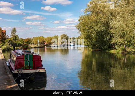 Ein angelegten schmalen Boot in der Nähe von Iffley Lock auf der Themse, Oxford, Oxfordshire, UK Stockfoto