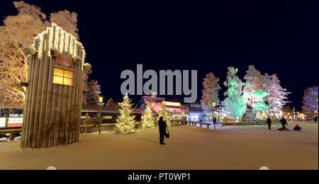 ROVANIEMI, Finnland - 16 Dezember, 2016: Santa Claus Holiday Village und Arctic Circle Line in Rovanimie. Finnland wenige Tage vor Weihnachten. Stockfoto