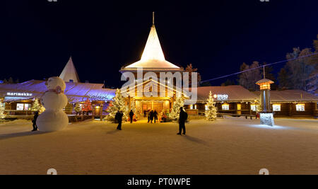 ROVANIEMI, Finnland - 16 Dezember, 2016: Santa Claus Holiday Village und Arctic Circle Line in Rovanimie. Finnland wenige Tage vor Weihnachten. Stockfoto