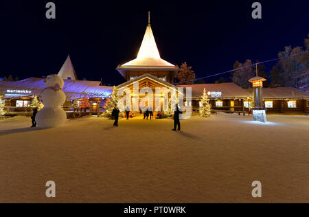 ROVANIEMI, Finnland - 16 Dezember, 2016: Santa Claus Holiday Village und Arctic Circle Line in Rovanimie. Finnland wenige Tage vor Weihnachten. Stockfoto