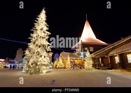 ROVANIEMI, Finnland - 16 Dezember, 2016: Santa Claus Holiday Village und Arctic Circle Line in Rovanimie. Finnland wenige Tage vor Weihnachten. Stockfoto