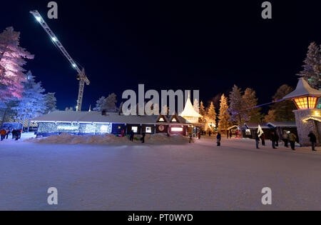 ROVANIEMI, Finnland - 16 Dezember, 2016: Santa Claus Holiday Village und Arctic Circle Line in Rovanimie. Finnland wenige Tage vor Weihnachten. Stockfoto