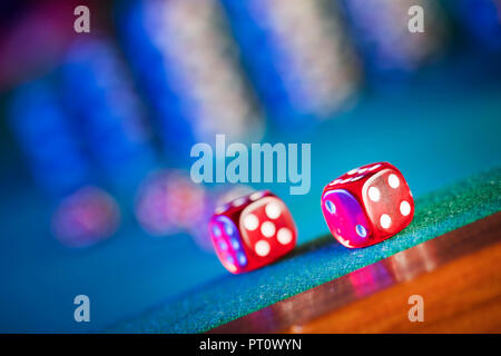 Glücksspiel und casino Thema. Würfel und poker chips Color bokeh Hintergrund. Stockfoto