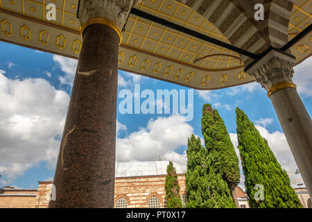 Istanbul, Türkei, September 2018: Vordach eines Gebäudes im zweiten Innenhof der Topkapi Palast. Stockfoto