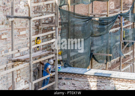 Istanbul, Türkei, September 2018: die Bauarbeiter auf einem Gerüst während der Reparatur- und Restaurierungsarbeiten an einer Wand der Topkapi Palast. Stockfoto