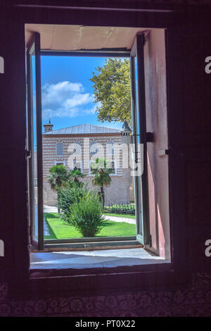 Istanbul, Türkei, September 2018: Blick durch ein Fenster des Museums in der zweiten Hof auf einem Gebäude im ersten Hof des Topkapi Pa Stockfoto