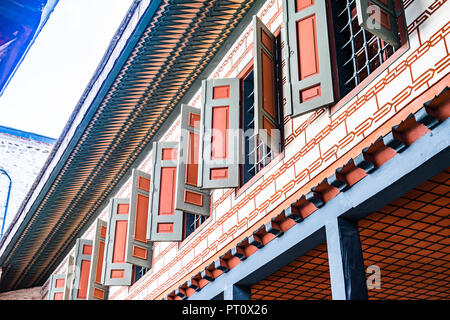 Istanbul, Türkei, September 2018: Erste Etage eines Gebäudes im zweiten Innenhof der Topkapi Palast mit Verkleidung und Fensterläden aus Holz Stockfoto