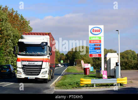 Lkw-Fahrer vorbei an Tankstelle driffield Yorkshire United Kingdom Stockfoto