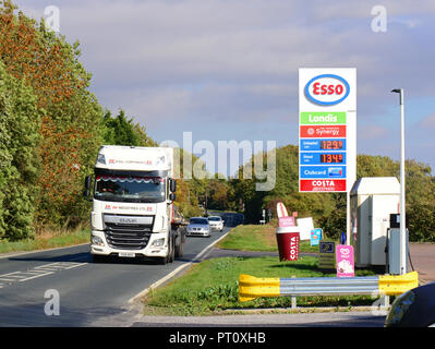 Lkw-Fahrer vorbei an Tankstelle driffield Yorkshire United Kingdom Stockfoto