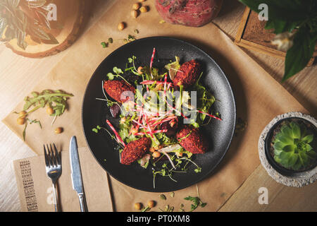 Rote Bete Salat falafel. top View Stockfoto