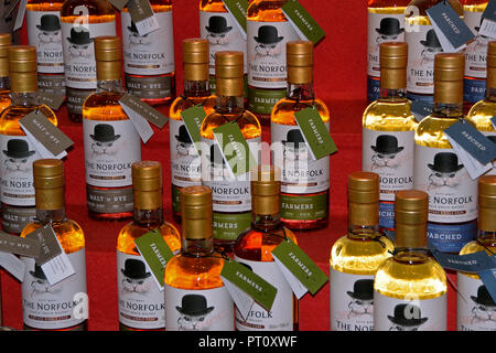 Flaschen Single Malt Whisky Englisch auf Verkauf im Shop im St George's Distillery, Roudham, Norfolk, Großbritannien. Stockfoto