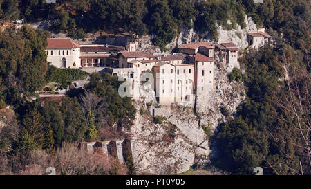 Blick auf den Schrein von St. Franziskus in Greccio, im Heiligen Tal von Rieti Stockfoto