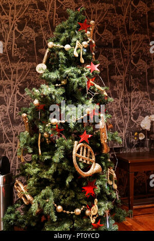 Weihnachtsbaum in einem Hotel in Helsinki während Weihnachten feiern, Finnland Stockfoto