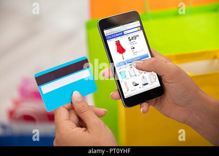 Woman's Hand mit Kreditkarte für Online Shopping auf dem Smartphone Stockfoto