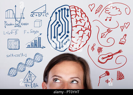 Frau in Gedanken auf weißem Hintergrund Stockfoto