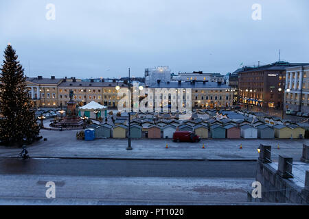 HELSINKI, Finnland - 15. Dezember 2016: Morgen Winter Blick auf den Senatsplatz mit Weihnachtsbaum und Urlaub in Helsinki. Stockfoto