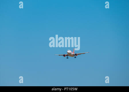 Zürich, Schweiz - 19. Juli 2018: Easyjet lowcost Airlines Flugzeug Vorbereitung für die Landung am Tag Zeit im internationalen Flughafen Stockfoto