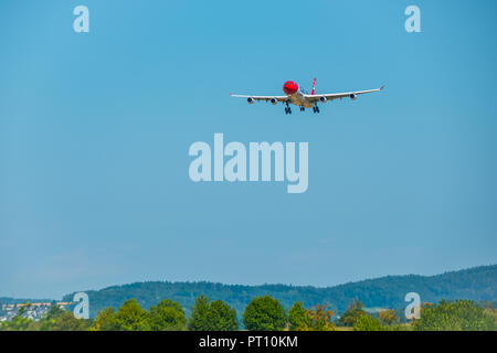 Zürich, Schweiz - 19. Juli 2018: Edelweiss airlines Flugzeug Vorbereitung für die Landung am Tag Zeit im internationalen Flughafen Stockfoto