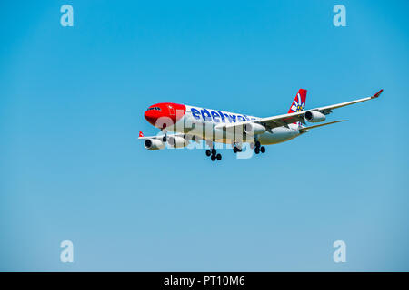 Zürich, Schweiz - 19. Juli 2018: Edelweiss airlines Flugzeug Vorbereitung für die Landung am Tag Zeit im internationalen Flughafen Stockfoto