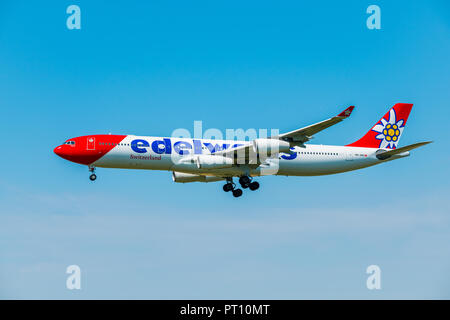 Zürich, Schweiz - 19. Juli 2018: Edelweiss airlines Flugzeug Vorbereitung für die Landung am Tag Zeit im internationalen Flughafen Stockfoto