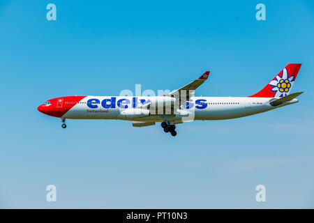 Zürich, Schweiz - 19. Juli 2018: Edelweiss airlines Flugzeug Vorbereitung für die Landung am Tag Zeit im internationalen Flughafen Stockfoto