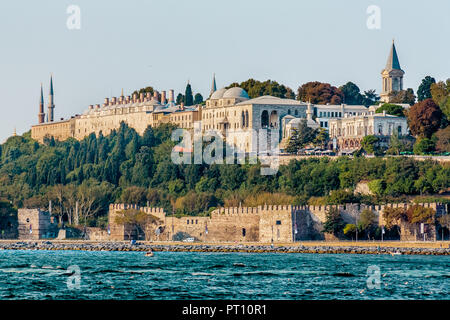 Istanbul, Türkei, 8. Oktober 2011: Topkapi Palast vom Bosporus gesehen. Stockfoto