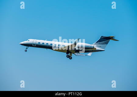 Zürich, Schweiz - 19. Juli 2018: Kleine private jet Flugzeug Vorbereitung für die Landung am Tag Zeit im internationalen Flughafen Stockfoto