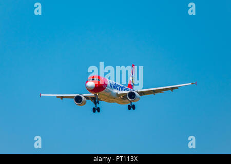 Zürich, Schweiz - 19. Juli 2018: Edelweiss airlines Flugzeug Vorbereitung für die Landung am Tag Zeit im internationalen Flughafen Stockfoto