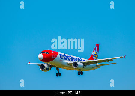 Zürich, Schweiz - 19. Juli 2018: Edelweiss airlines Flugzeug Vorbereitung für die Landung am Tag Zeit im internationalen Flughafen Stockfoto