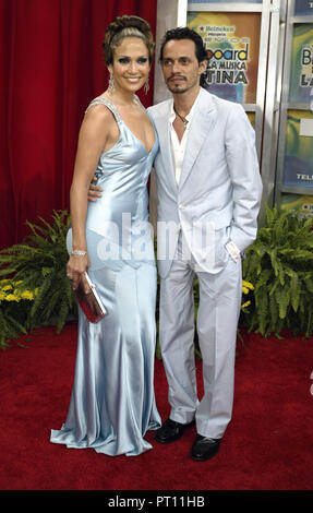 Jennifer Lopez und Marc Anthony ankommen auf dem Roten Teppich in die 2005 Latin Billboard Awards, an der Miami Arena, in Miami, Florida, am 28. April 2004. Stockfoto