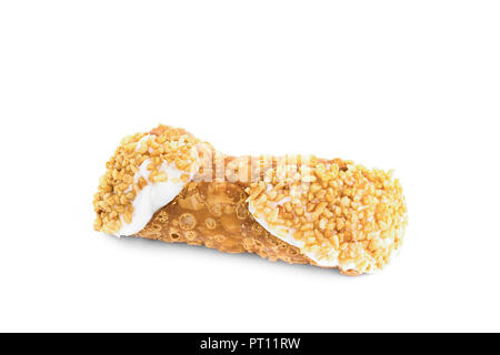 Sizilianische Cannoli mit Ricotta und Körner von Haselnuss, auf einem weißen Hintergrund. Typische Sizilianische süß. Stockfoto