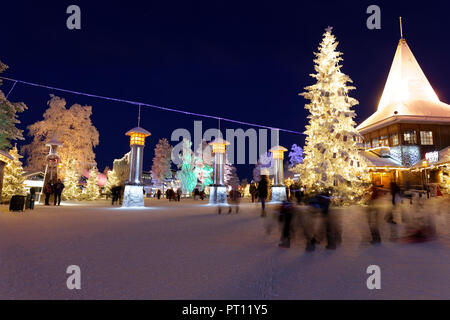 ROVANIEMI, Finnland - 16 Dezember, 2016: Santa Claus Holiday Village und Arctic Circle Line in Rovanimie. Finnland. Stockfoto