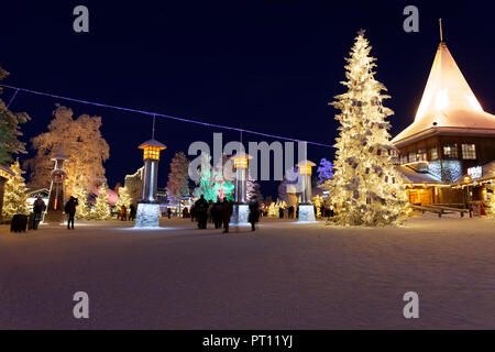 ROVANIEMI, Finnland - 16 Dezember, 2016: Santa Claus Holiday Village und Arctic Circle Line in Rovanimie. Finnland. Stockfoto