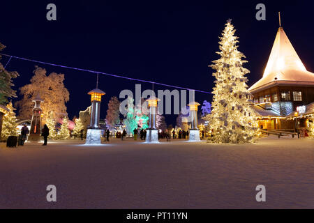 ROVANIEMI, Finnland - 16 Dezember, 2016: Santa Claus Holiday Village und Arctic Circle Line in Rovanimie. Finnland. Stockfoto