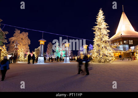 ROVANIEMI, Finnland - 16 Dezember, 2016: Santa Claus Holiday Village und Arctic Circle Line in Rovanimie. Finnland. Stockfoto