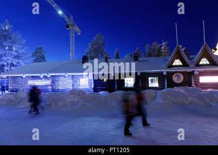 ROVANIEMI, Finnland - 16 Dezember, 2016: Santa Claus Holiday Village und Arctic Circle Line in Rovanimie. Finnland. Stockfoto