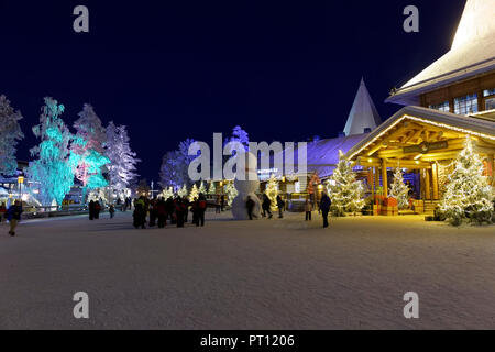 ROVANIEMI, Finnland - 16 Dezember, 2016: Santa Claus Holiday Village und Arctic Circle Line in Rovanimie. Finnland. Stockfoto