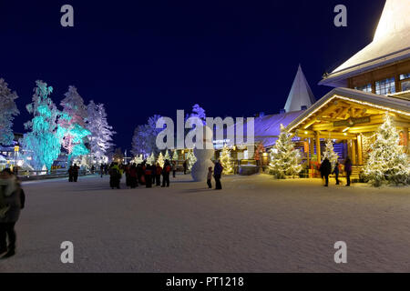 ROVANIEMI, Finnland - 16 Dezember, 2016: Santa Claus Holiday Village und Arctic Circle Line in Rovanimie. Finnland. Stockfoto