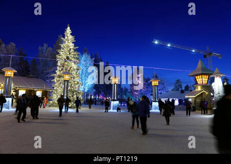 ROVANIEMI, Finnland - 16 Dezember, 2016: Santa Claus Holiday Village und Arctic Circle Line in Rovanimie. Finnland. Stockfoto