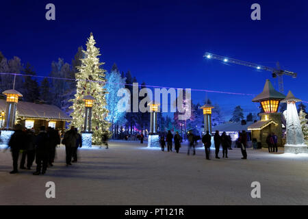 ROVANIEMI, Finnland - 16 Dezember, 2016: Santa Claus Holiday Village und Arctic Circle Line in Rovanimie. Finnland. Stockfoto