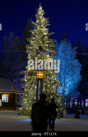 ROVANIEMI, Finnland - 16 Dezember, 2016: Santa Claus Holiday Village und Arctic Circle Line in Rovanimie. Finnland. Stockfoto