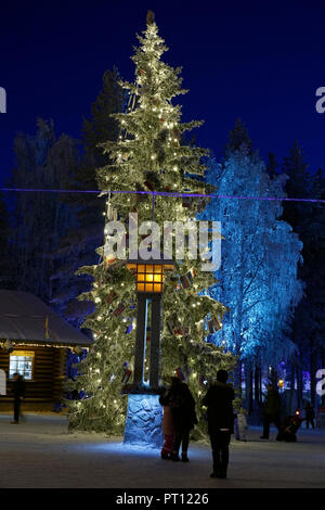 ROVANIEMI, Finnland - 16 Dezember, 2016: Santa Claus Holiday Village und Arctic Circle Line in Rovanimie. Finnland. Stockfoto